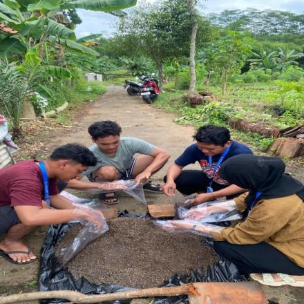 Kegiatan Pembuatan Pupuk Dari Limbah Kotoran Hewan